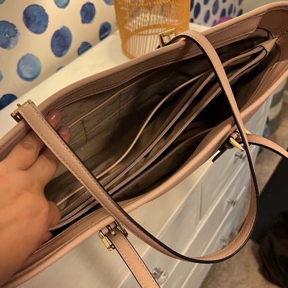 Micheal Kors Baby Soft pink large tote with gold hardware zipper - Picture 7 of 14